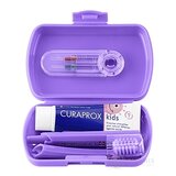 CURAPROX Kids travel set fialový (1x zubná kefka, 2x medzizubná kefka CPS, 1x zubná pasta melón 6+ 10 ml, 1x nálepka) 1x1 set obrázok