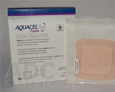 AQUACEL Ag foam Hydrofiber krytí na rány adhezivní se stříbrem, 12,5 x12,5 cm, 1x10 ks